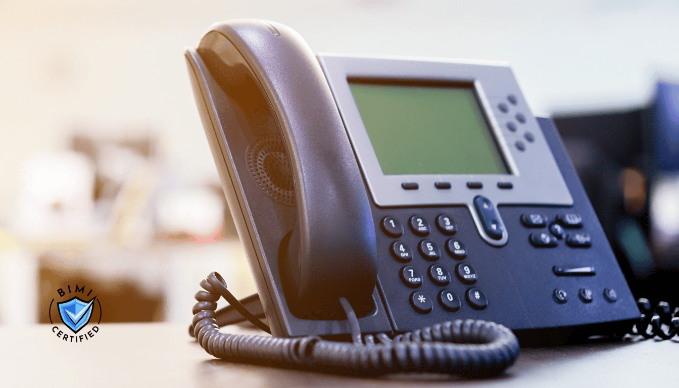 Nowoczesny telefon na biurku oczekujący na połączenie weryfikacyjne BIMI